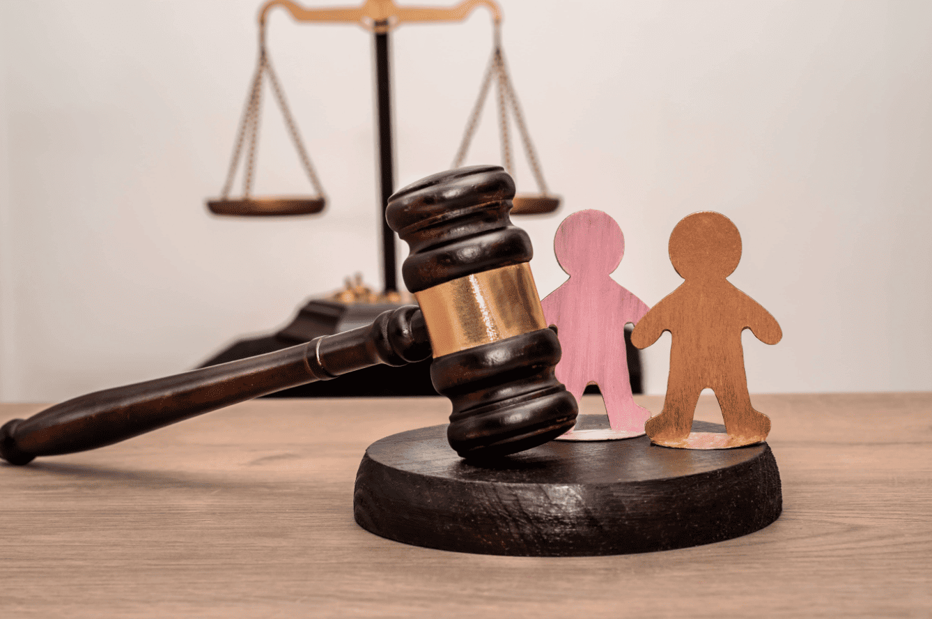 親が認知症になると口座凍結?相続対策と家族信託で資産を守る方法